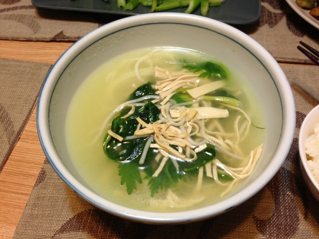 芹菜葉豆腐絲米粉湯