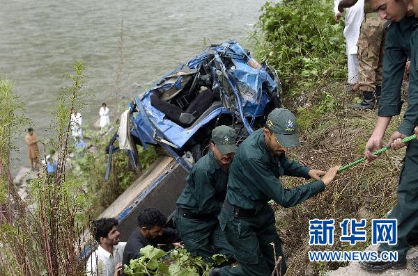 9·21巴控克什米爾校車墜河事故