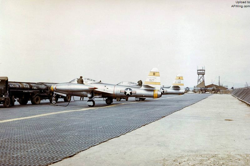 韓戰中正在加油的 F-84E