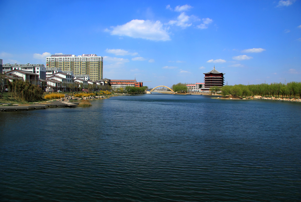 東護城河