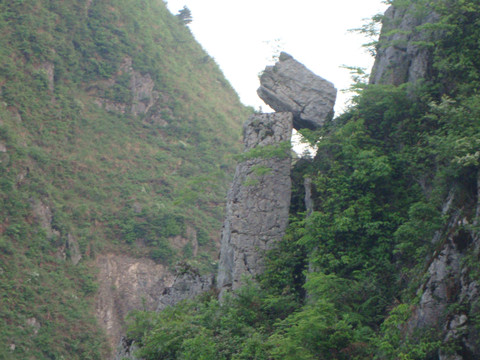 泉壩鄉雙重飛來峰位於黃池村