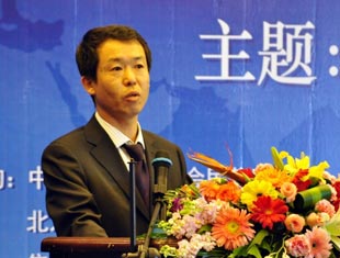 龔成鈺在論壇上發表演講