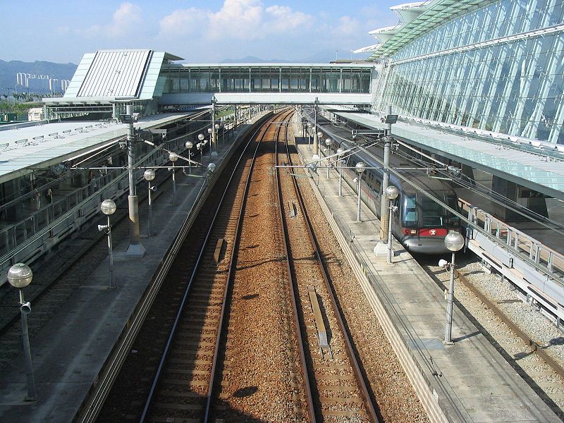 欣澳站的東涌線路軌及機場快線路軌