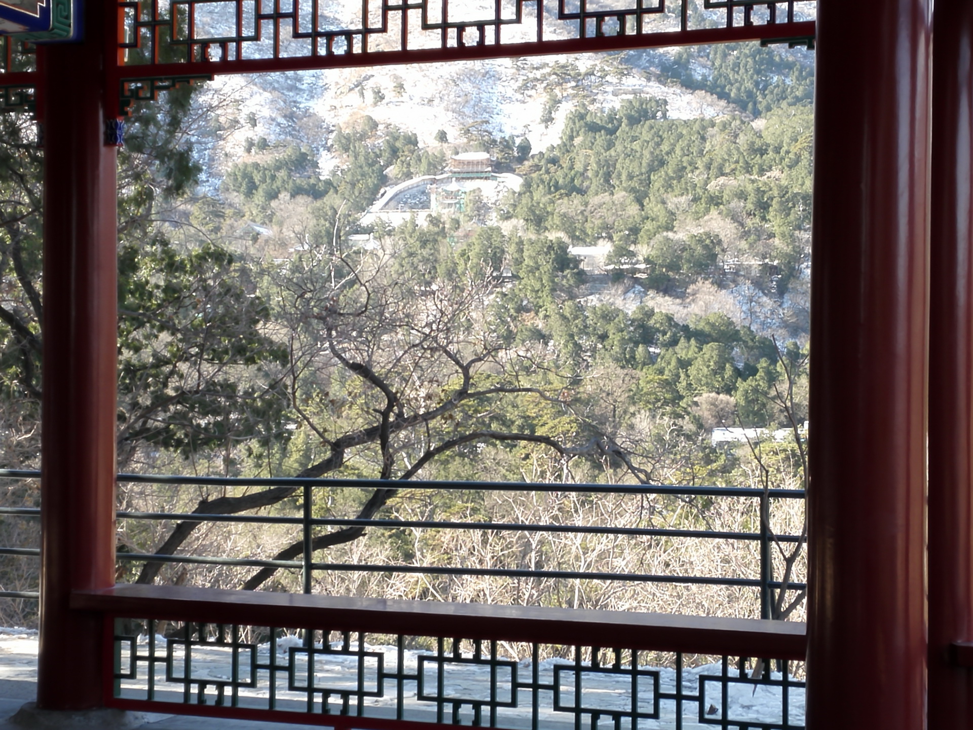 從廳內望香山寺