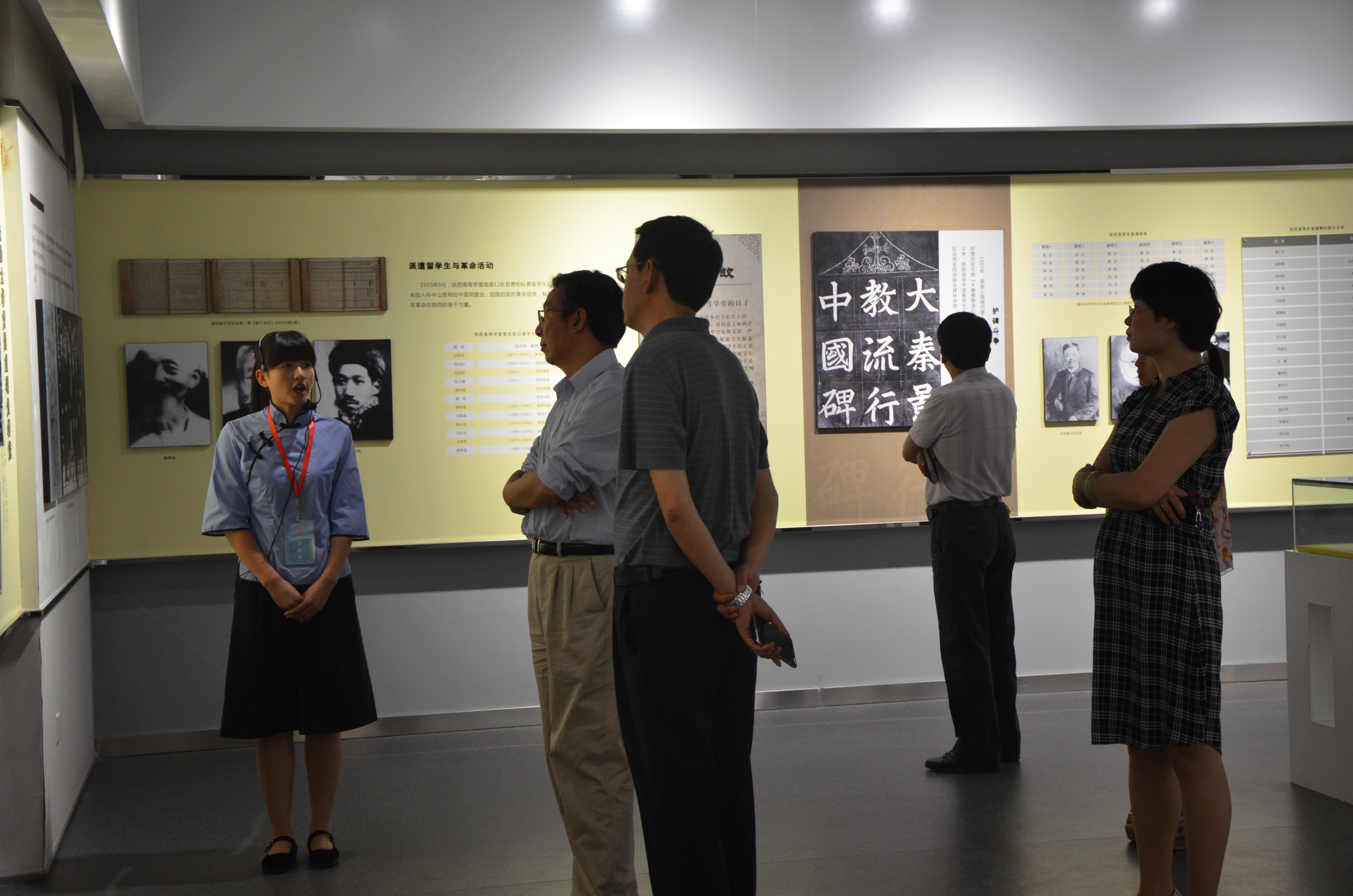 貴飛學姐在西北大學校史館內講解