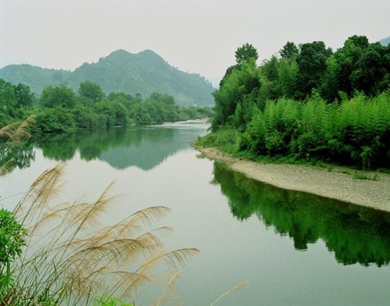 峽邊美景