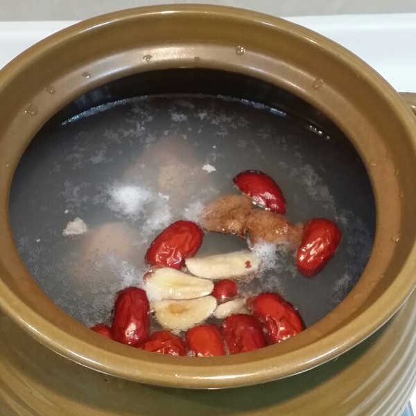 雞骨草煲蜜棗瘦肉湯