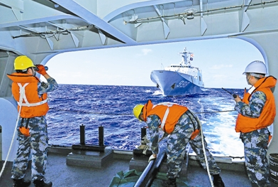 千島湖艦為崑崙山艦實施燃油補給