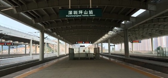 深圳坪山站島式月台
