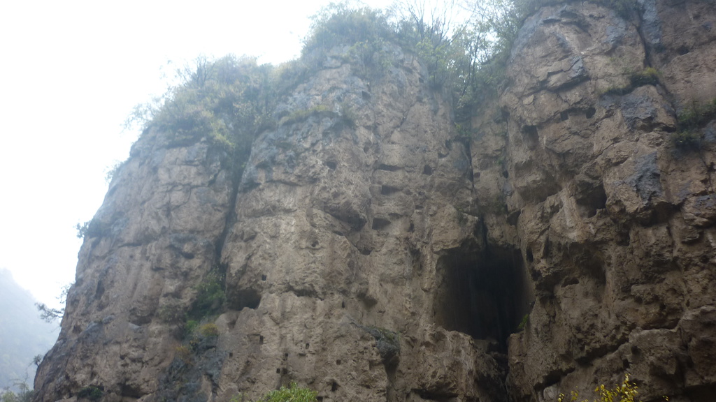 崖壁上的古棧道遺蹟，疑似楊廣道