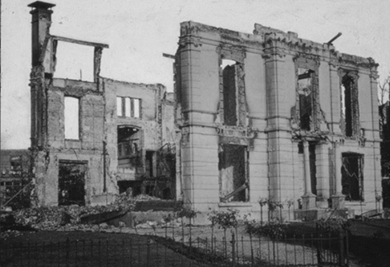 在德軍空襲中被摧毀的教學樓