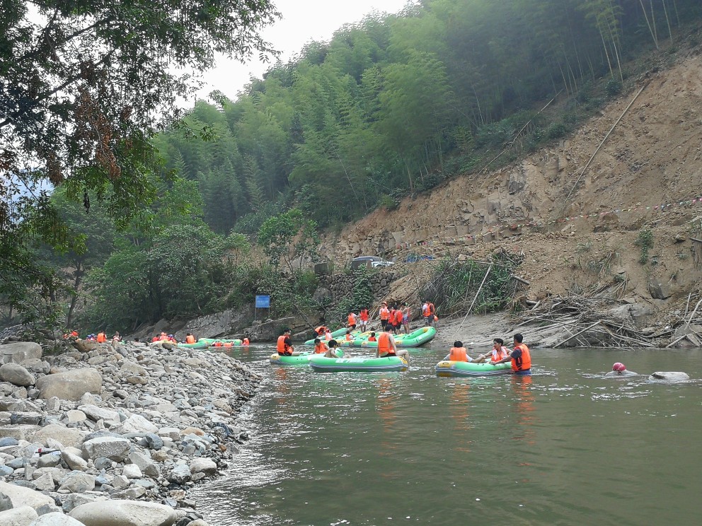 桐廬百歲峽搶灘漂流風景區