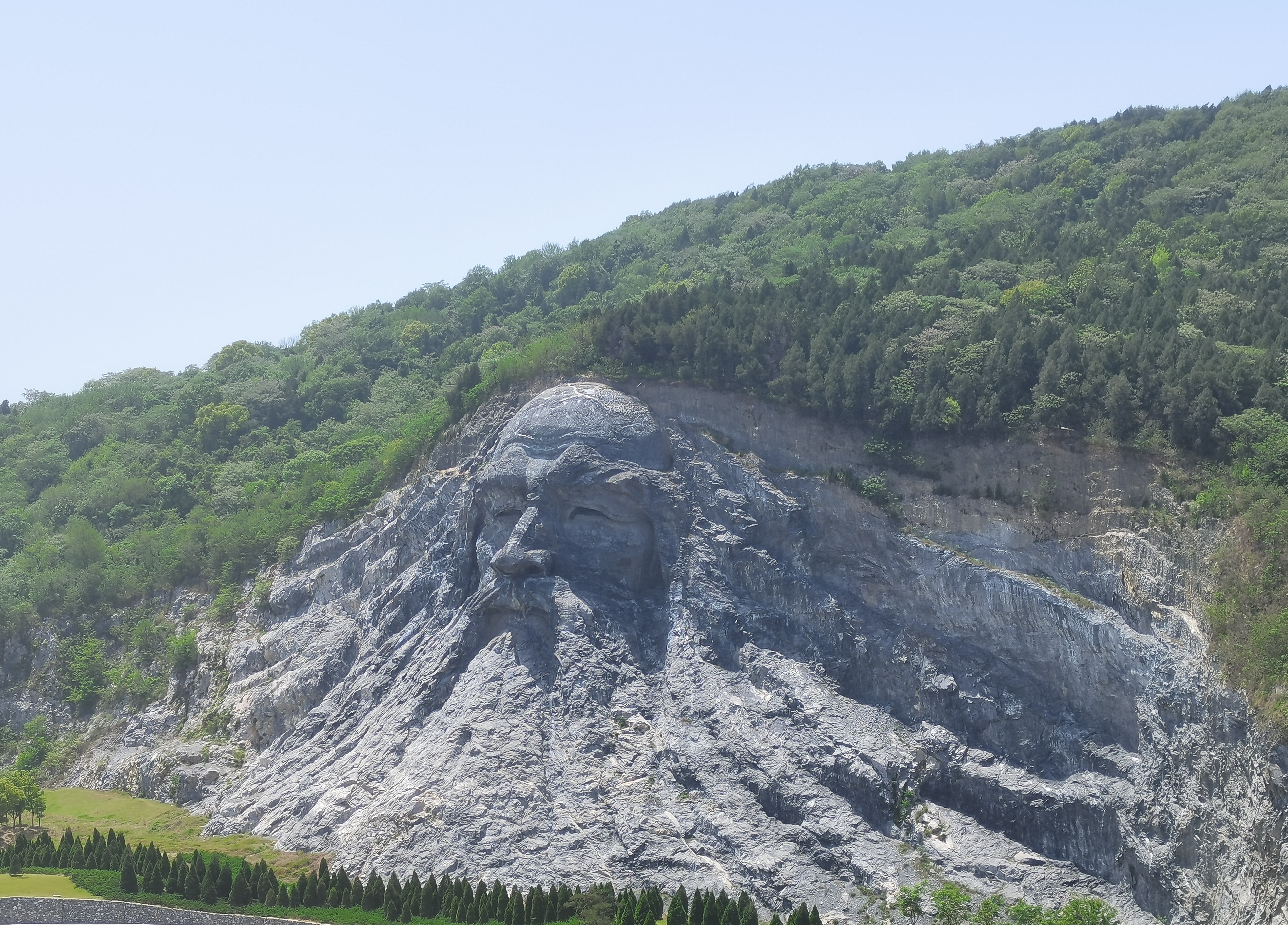 伏羲摩崖石刻雕像