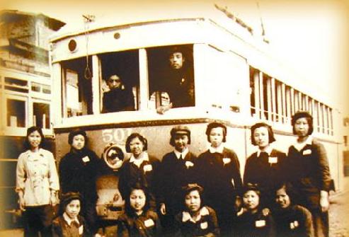 1950年6月，鐺鐺車上的第一批女售票員