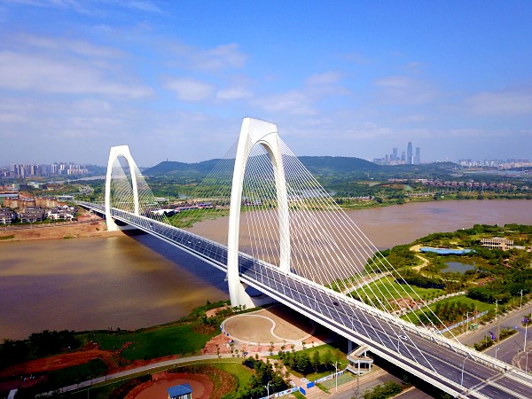 青山大橋(中國廣西壯族自治區境內的跨江橋樑)