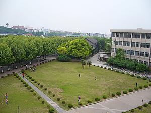 江蘇科技大學圖書館前草坪