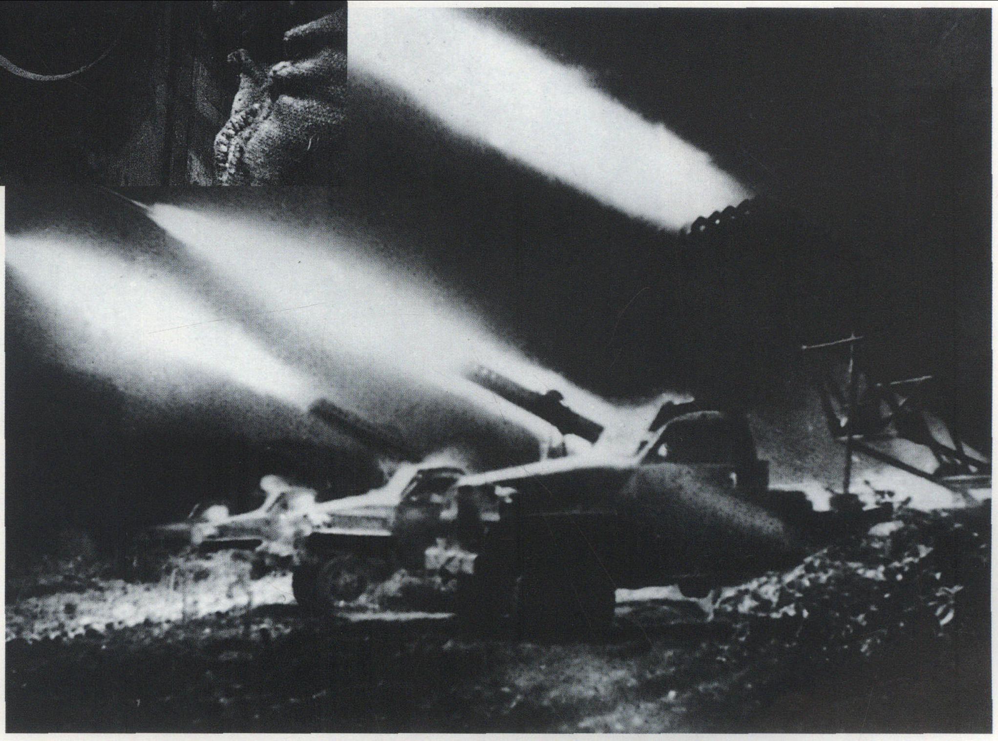 在上甘嶺戰役中， 志願軍火箭炮群猛烈轟擊美軍。