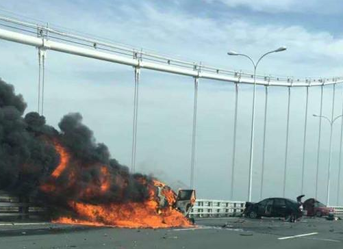 10·30泰州長江大橋三車相撞事故