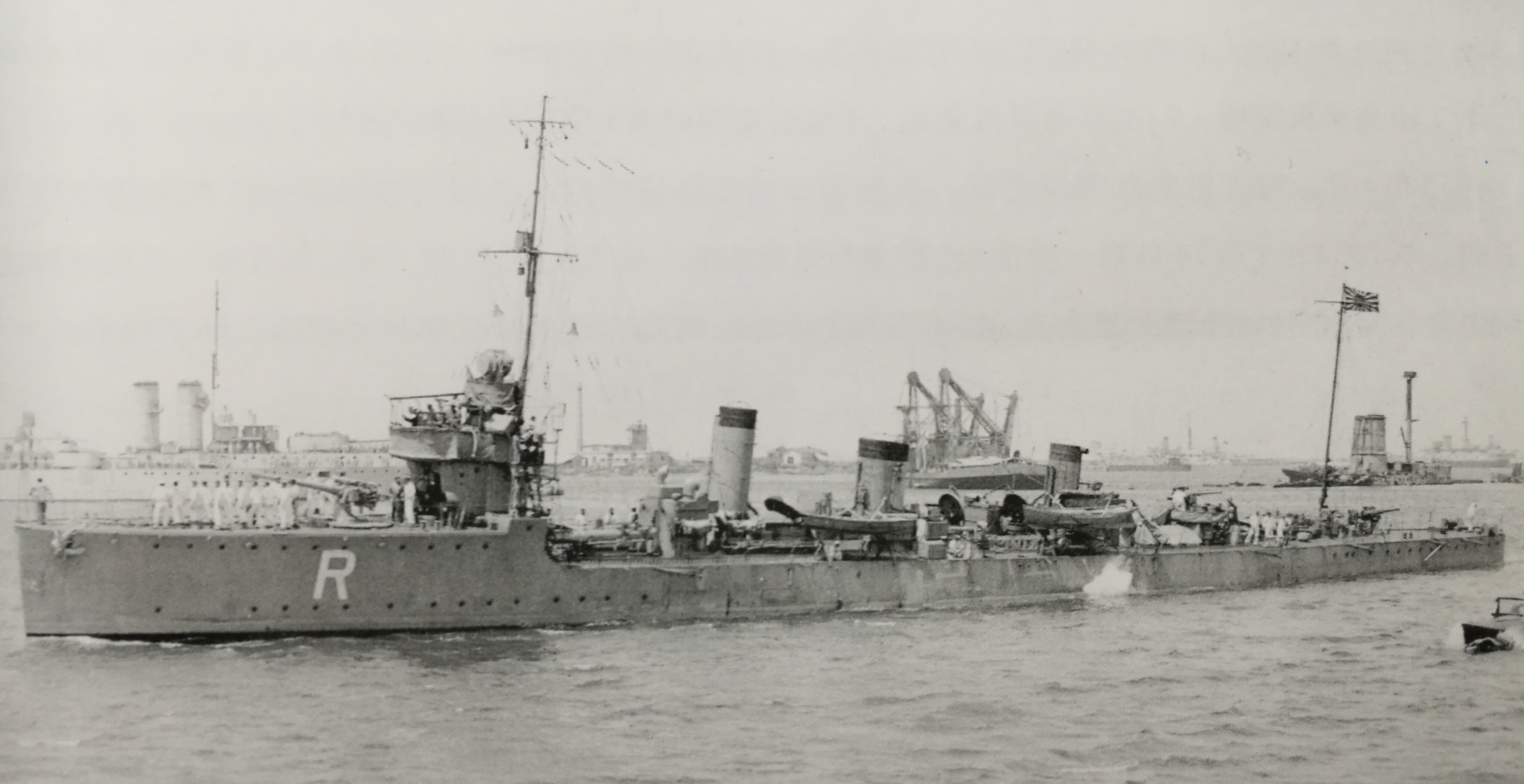 1917年7月4日攝於亞得里亞海布林迪西港，艦首字母R是地中海作戰