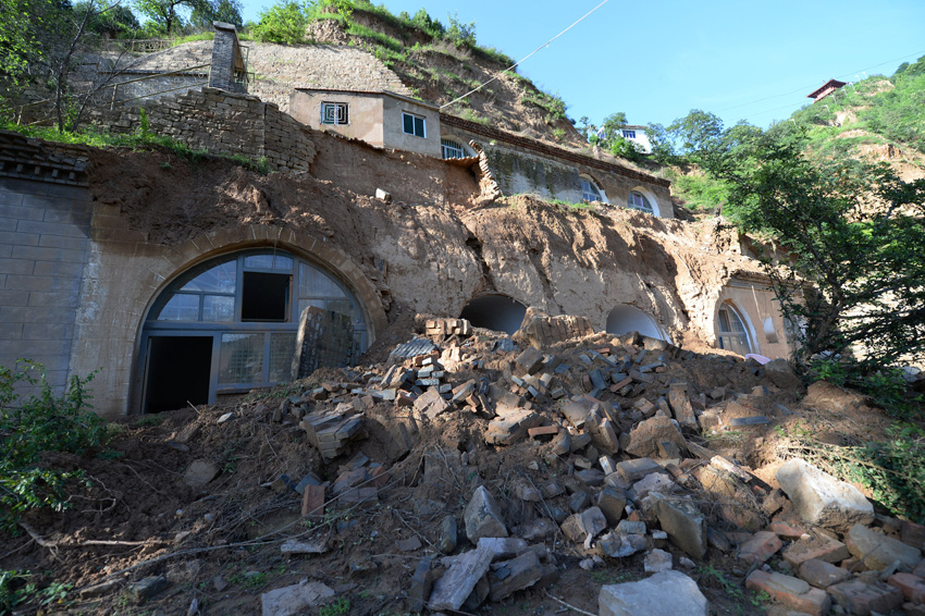 持續強降雨致延安寶塔山多處山體滑坡