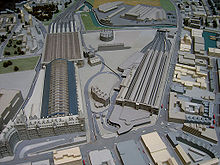 擴建後的聖潘可拉斯車站(左)