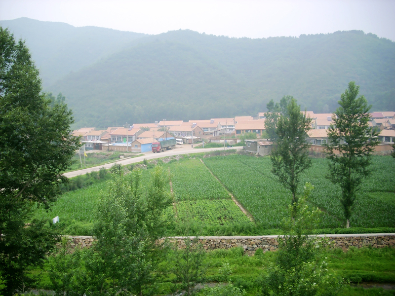 平蕪春山，村舍農田。