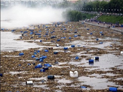 漂浮在松花江中的化工廠原料桶