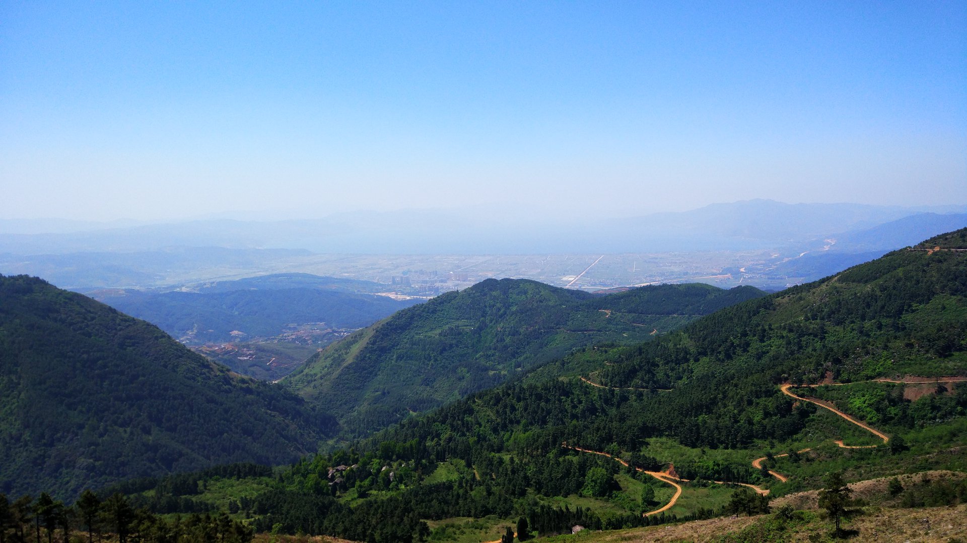 梁王山遠眺撫仙湖畔