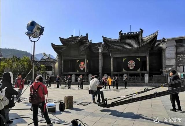 《秦嶺花開》在山陽“對台戲樓”前取景