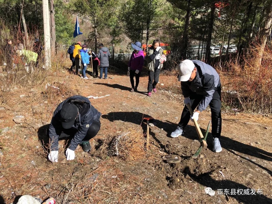 2019年4月3日亞東縣檢察院幹警到嘎林崗村參加義務植樹