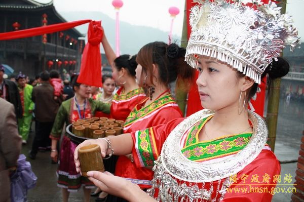 苗家姑娘給遊客敬酒