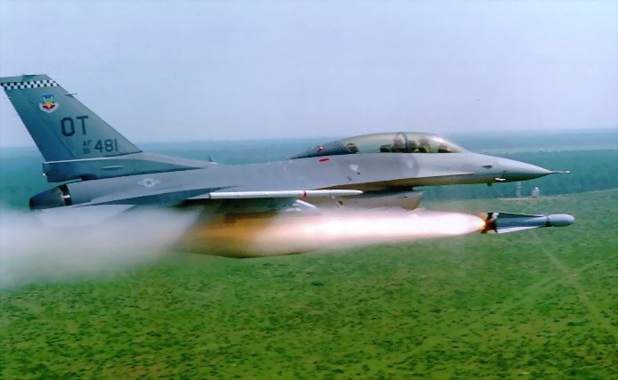 F-16D戰鬥機發射“小牛”空地飛彈