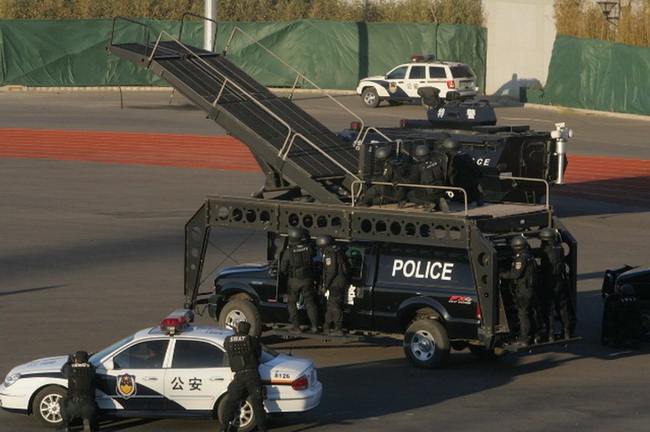 藍劍隊員搭載攀登突擊車