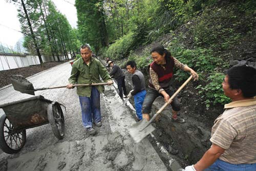 百姓正在幫忙修復紫寬路