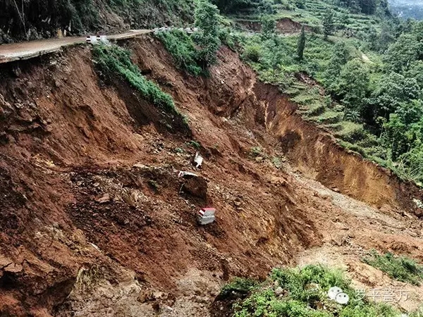 半坡寨村(新平縣建興鄉帽盒村民委員會下轄村)