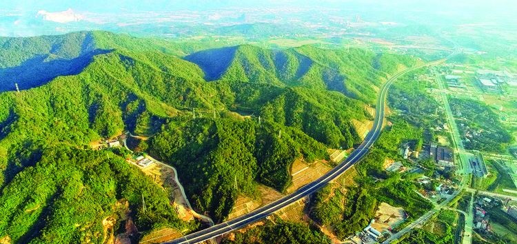 博深高速公路穿越山區城鎮