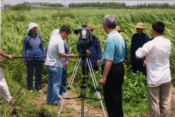 2005年上海東視音樂頻道在田野採訪歌手