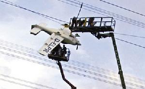 德國輕型飛機被高壓電纜卡住