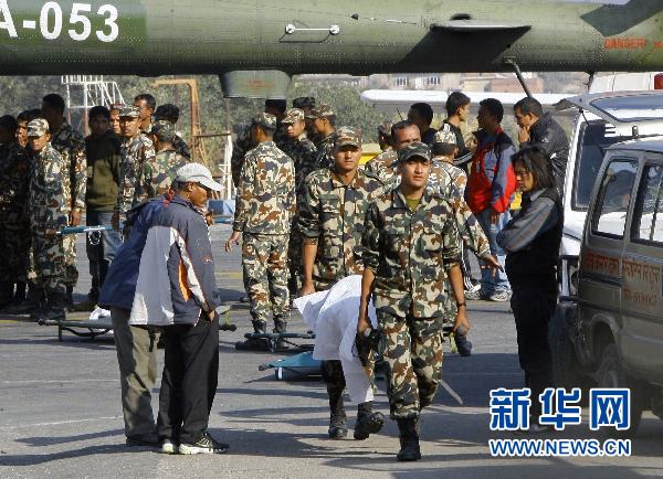 尼泊爾士兵搬運空難遇難者遺體