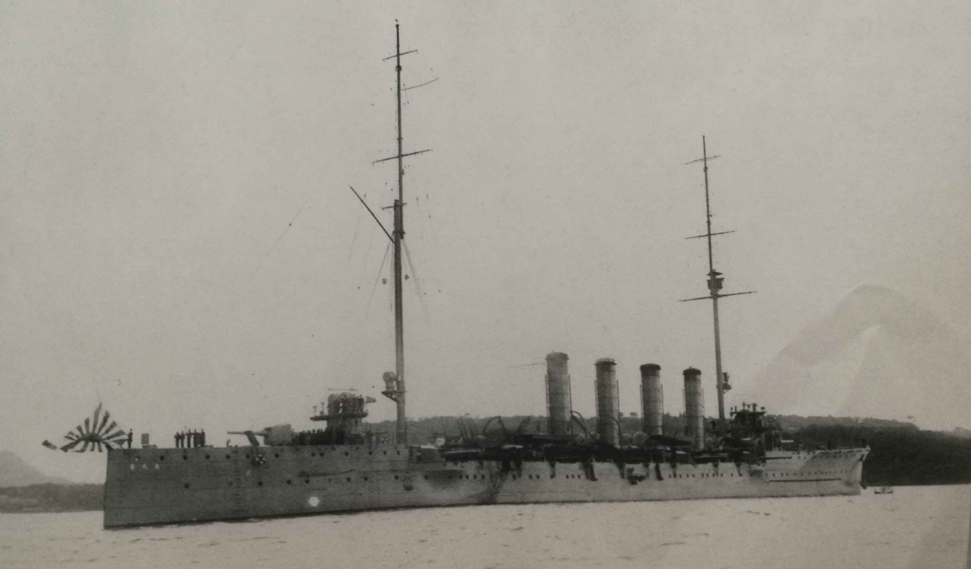 1912年5月17日在佐世保港進行竣工交接儀式的築摩號