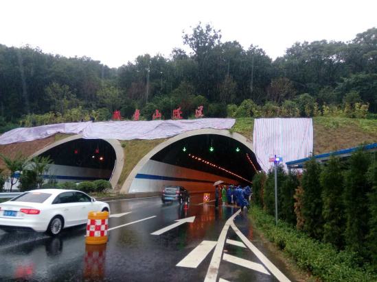 從莞深高速公路觀音山隧道