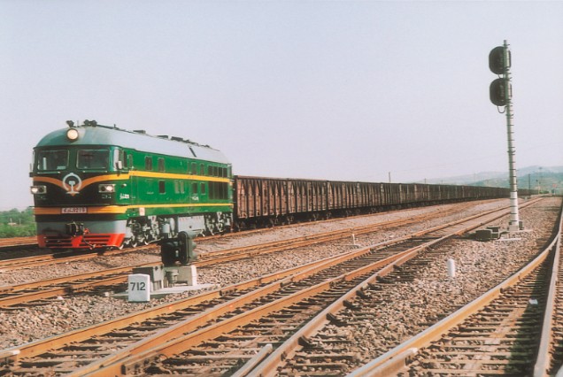 運營在西（安）延（安）鐵路線上的DF4機車