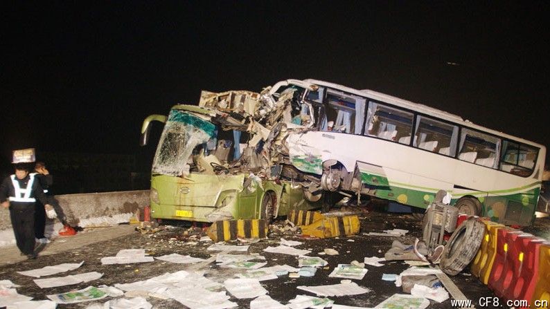 大巴相撞車禍現場