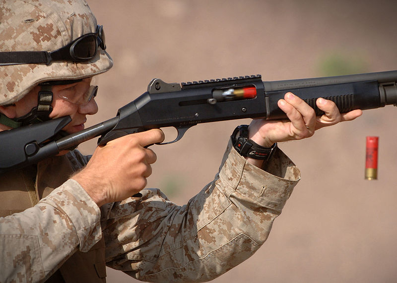 正在使用M1014霰彈槍的美國士兵