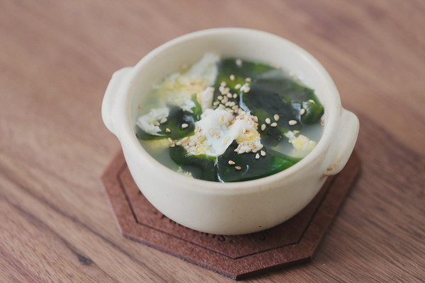 裙帶菜蔬菜餛飩湯