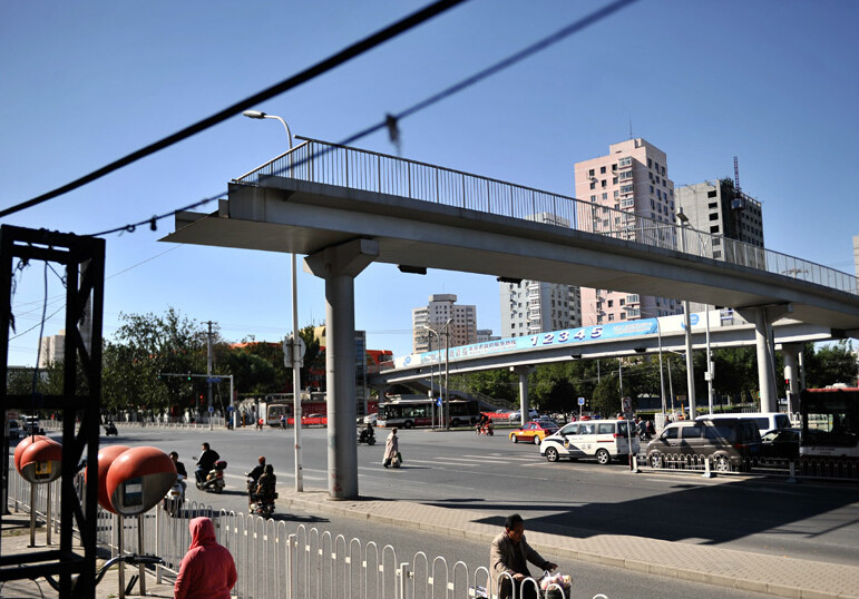 “斷頭”過街天橋