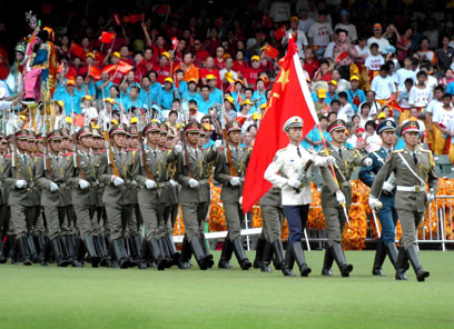 駐港部隊官兵在香港大球場舉行升旗儀式