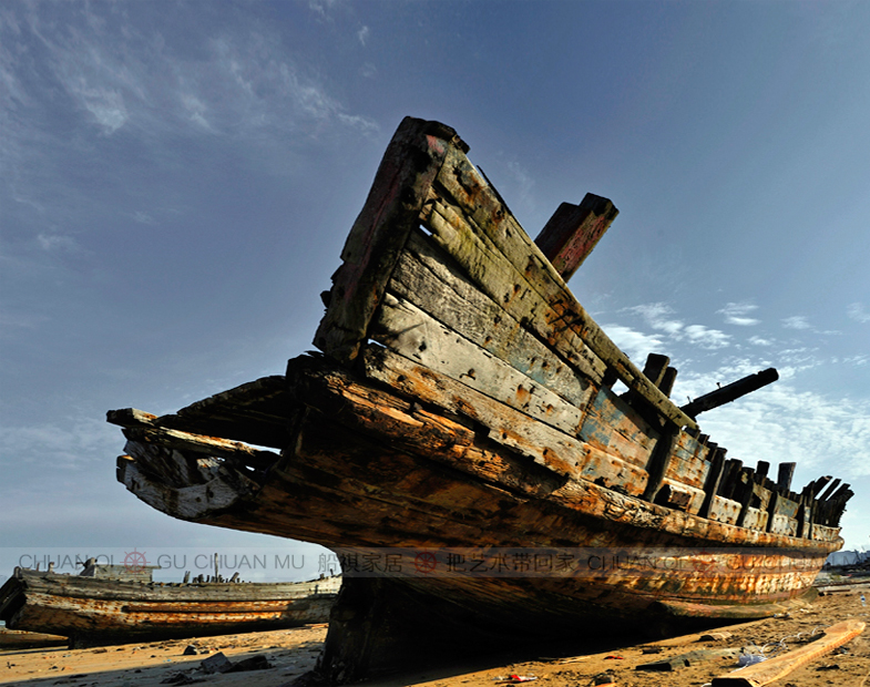海邊退役的木船