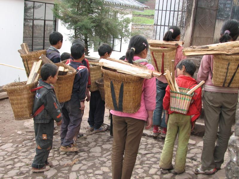 新榮村的孩子上學路上