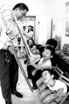 李冰川在北京第一兒童福利院演出